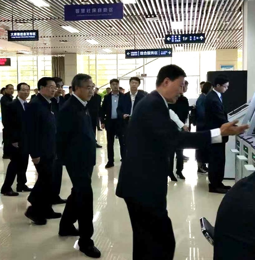胡春华副总理考察郑州人社 蜜桃视频一区智慧大厅自助服务系统受到关注